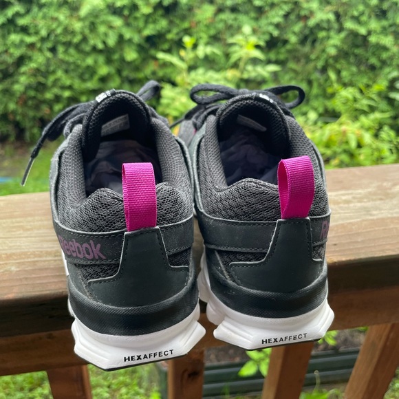 Reebok size 7 women running shoes black and fushia - Picture 10 of 10